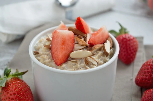 Erdbeer-Mandel Porridge