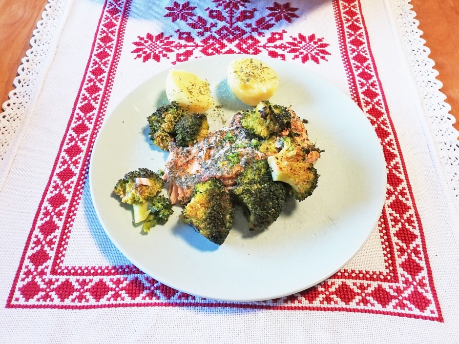 Kräuter-Lachsfilet mit Brokkoli