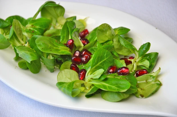 Vogerlsalat mit Granatapfel
