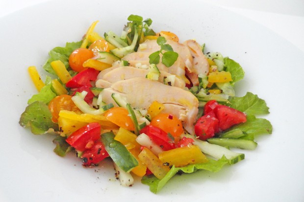 bunter Hühnerstreifen-Salat