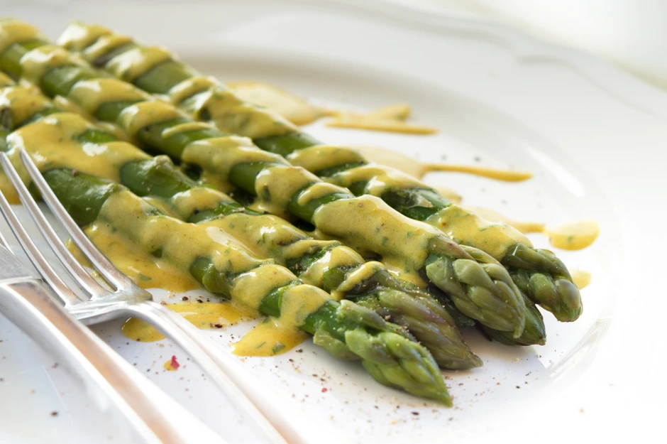 Gebratener gr&uuml;ner Spargel an Curry-Limetten-So&szlig;e