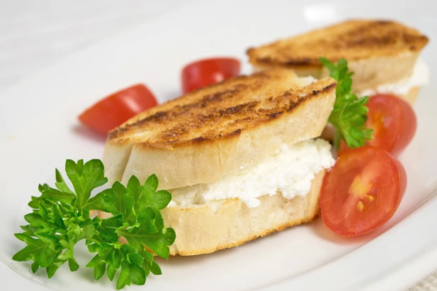 Einfaches Frischk&auml;se-Baguette