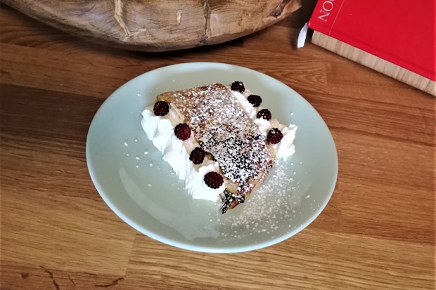 Bl&auml;tterteigstrudel mit fruchtiger Topfencreme