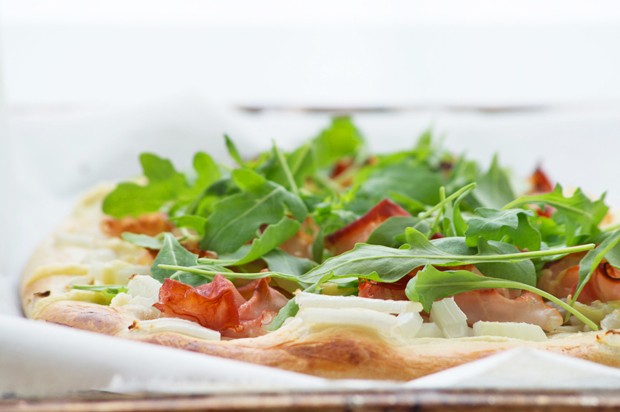 Einfache Flammkuchen mit Rucola