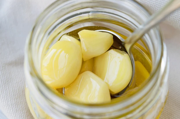 Eingelegter Knoblauch