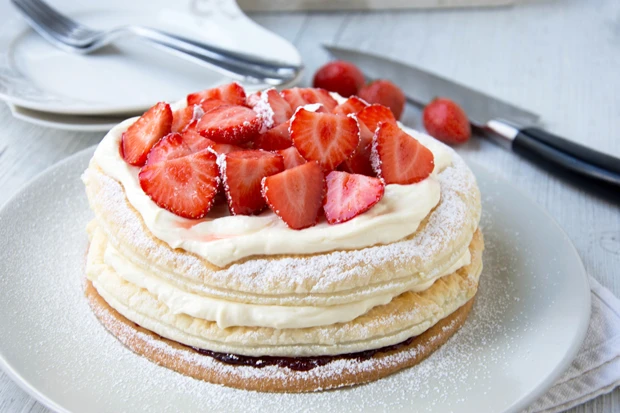 Erdbeer-Obers-Torte mit M&uuml;rbteig