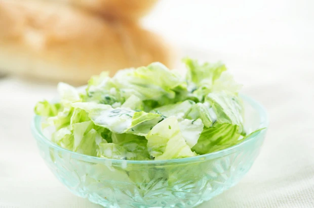 Blattsalat mit K&auml;sedressing
