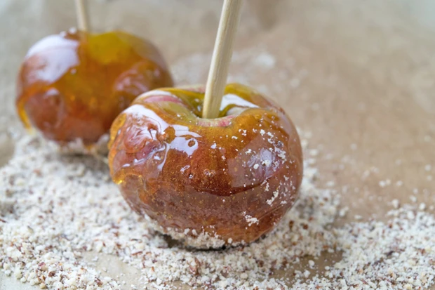 Liebes&auml;pfel mit gehackten N&uuml;ssen