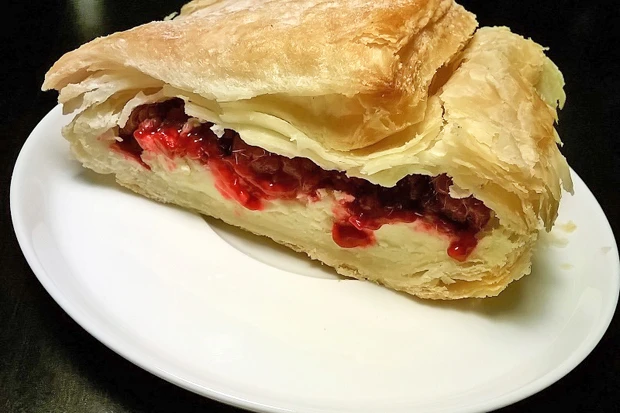 Ofenfrischer Himbeer-Topfenstrudel