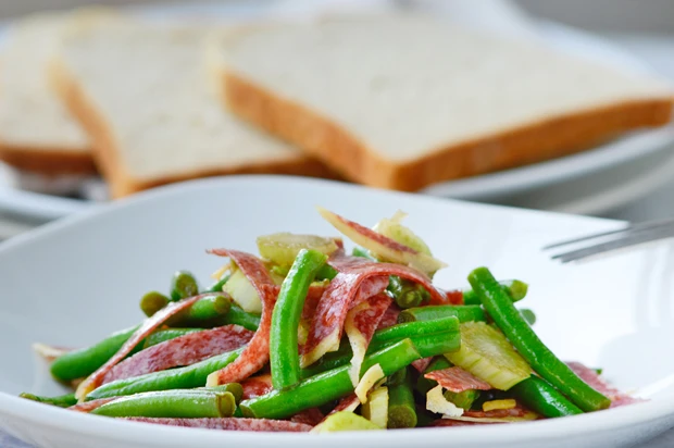 Frischer Fisolen-Salat mit Salami
