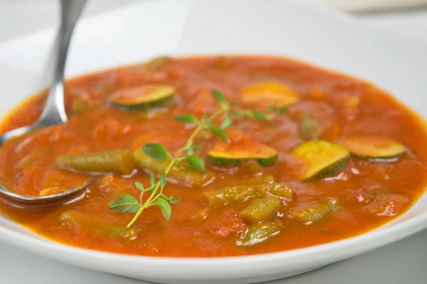 Frische Fisolen-Tomaten-Suppe