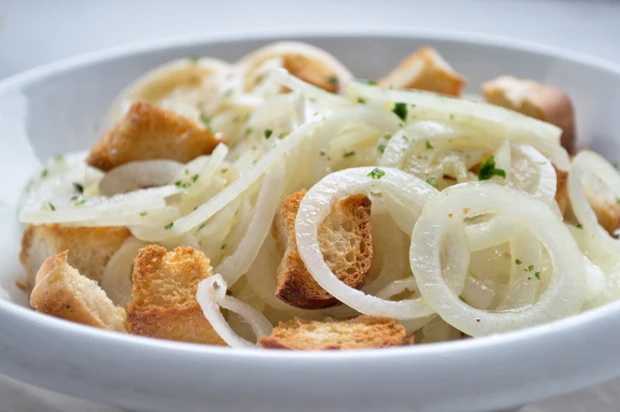 Zwiebelbrotsalat