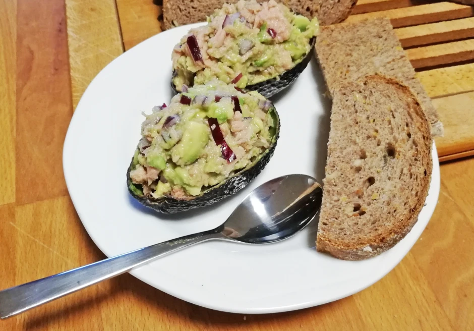 Gef&uuml;llte Avocado mit Thunfisch