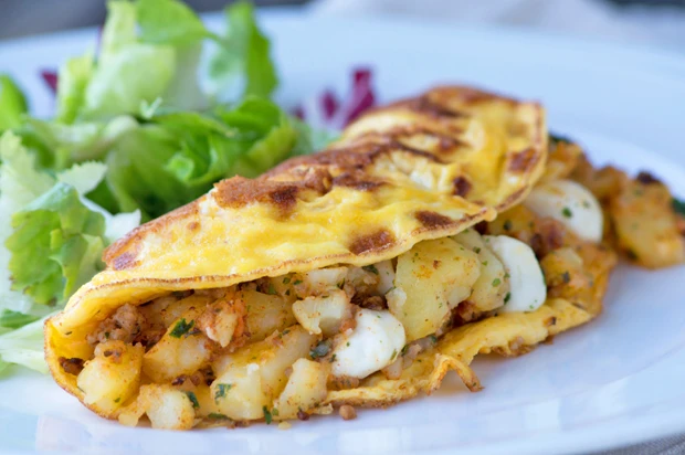 Hack-Omelettes mit Kartoffeln und Mozzarella