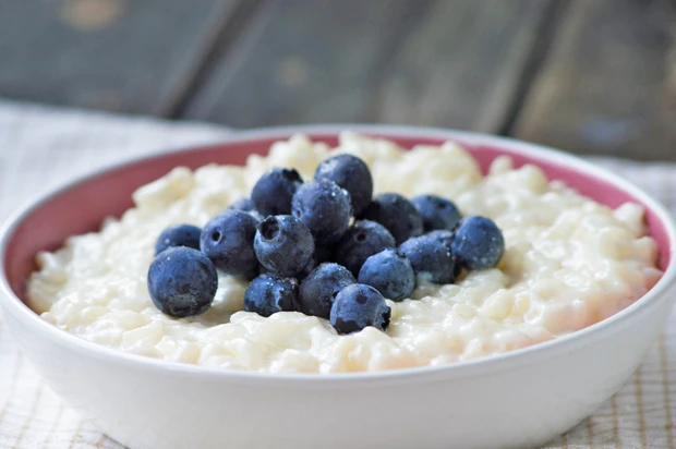 Veganer Kokosmilchreis mit Heidelbeeren