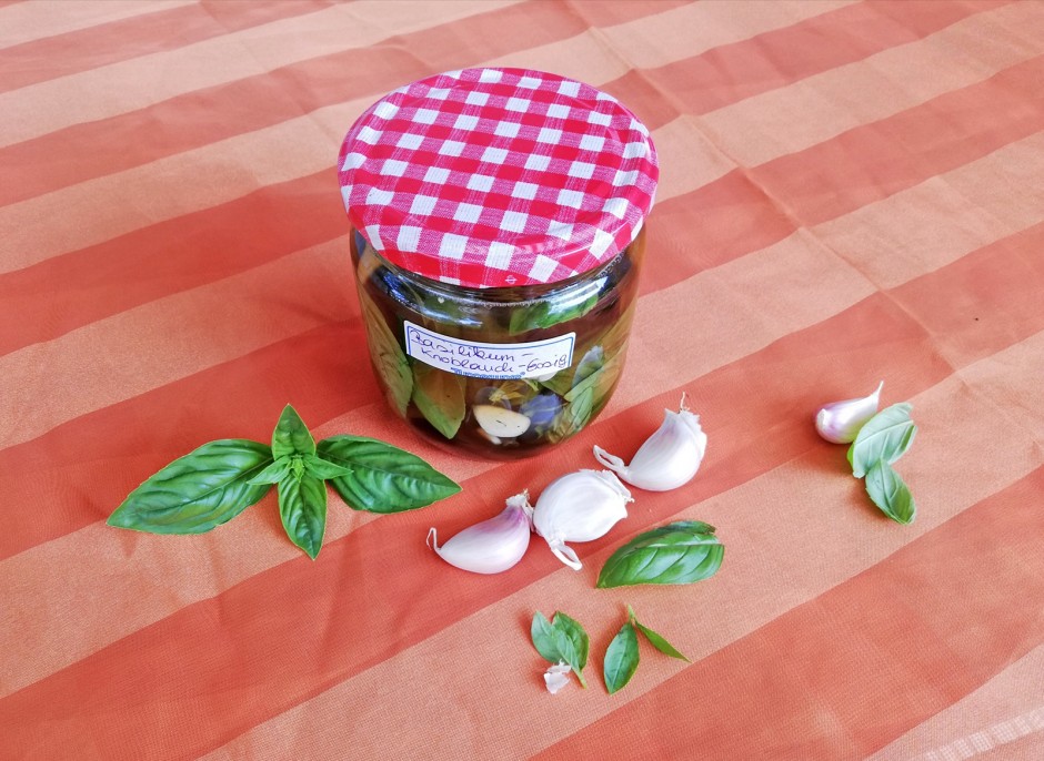 Basilikum-Knoblauch-Essig
