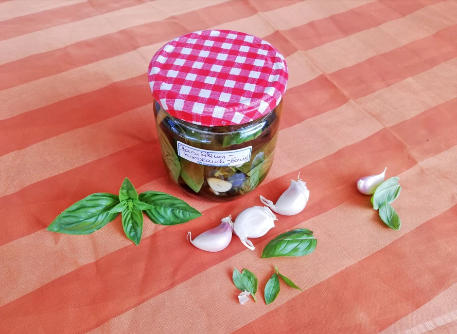 Basilikum-Knoblauch-Essig