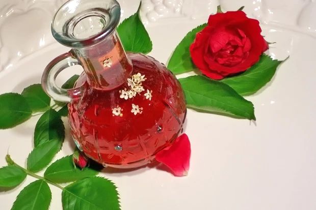 Rosen-Holunder-Essig mit Zitronenmelisse