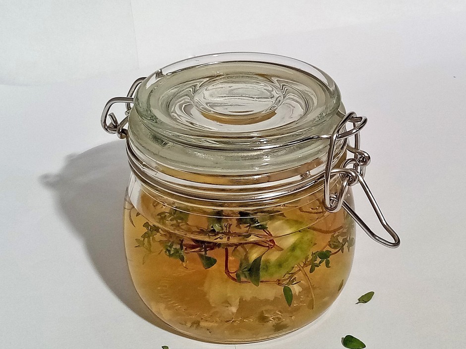 Limetten-Essig mit Thymian