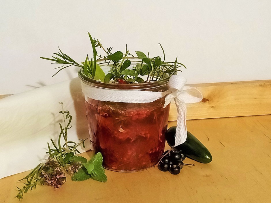 Scharfer Beeren-Kräuter-Essig