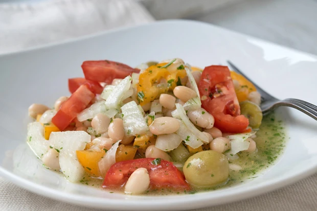 Griechischer Bohnensalat mit Tomaten und Oliven