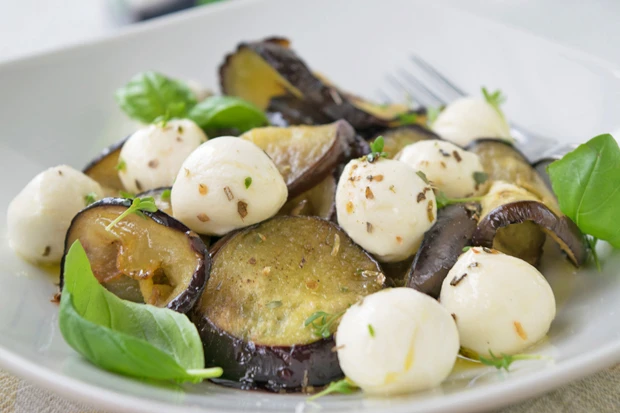 Italienischer Mozzarellasalat mit  Melanzani