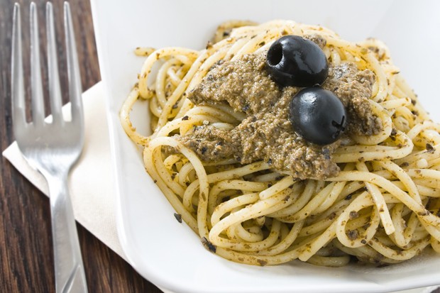Schwarzes Oliven-Pesto