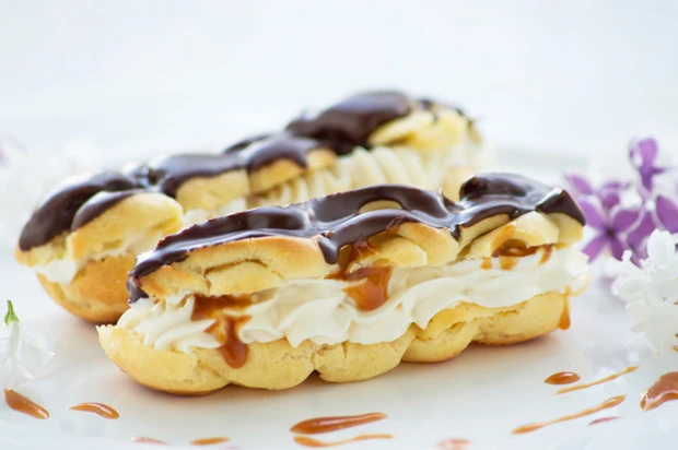 Eclairs mit Karamell-Füllung