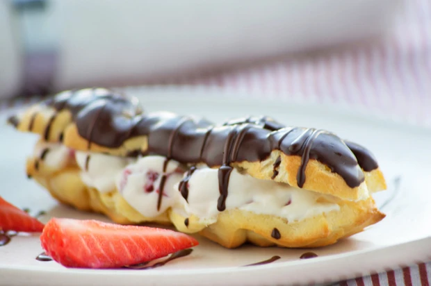 Eclairs mit Erdbeercreme