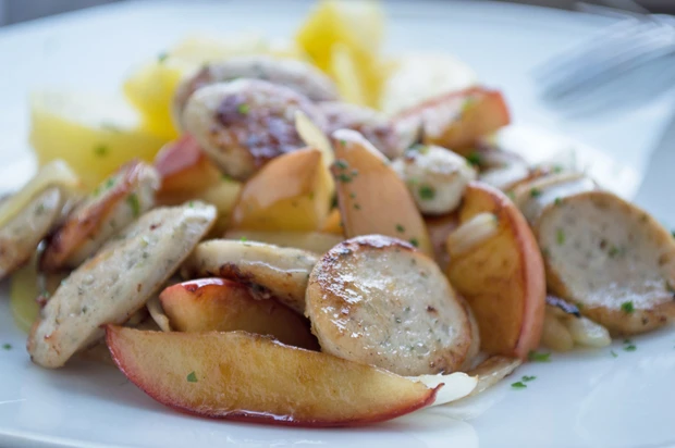 Erd&auml;pfel-Bratwurstpfanne mit &Auml;pfeln