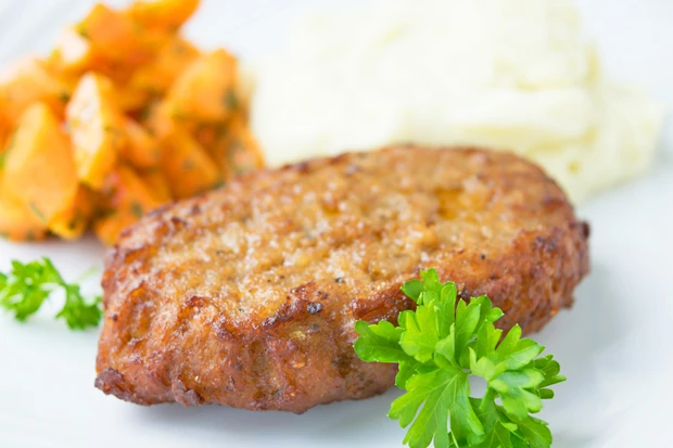 Fleischlaberl mit Pastinakenp&uuml;ree und Karotten