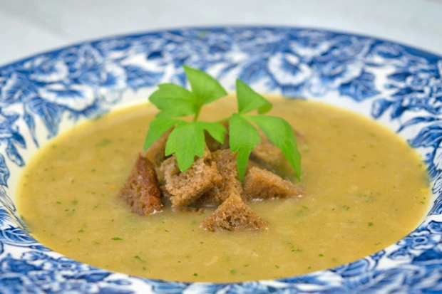 Zwiebelsuppe mit Salbei