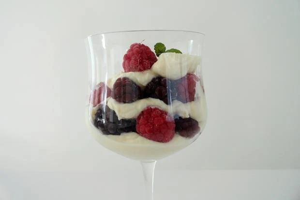 Topfencreme mit Beeren