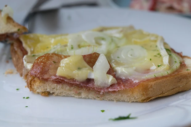 Toast mit Kantwurst und Camembert
