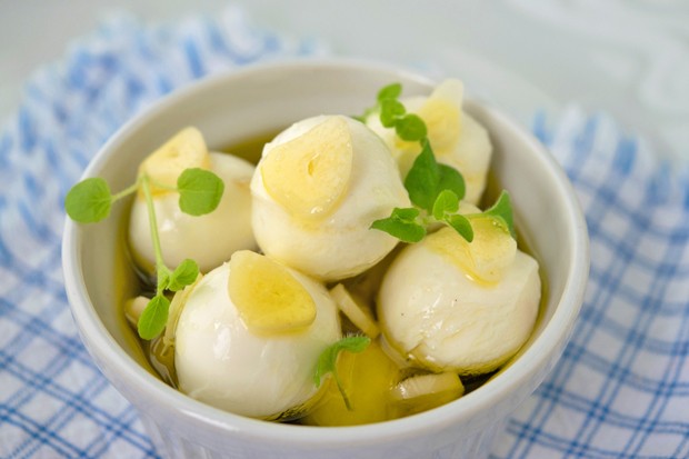 Eingelegte Mozzarella-Kugeln