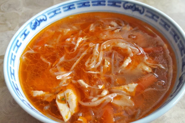 Asiatische Reisnudelsuppe