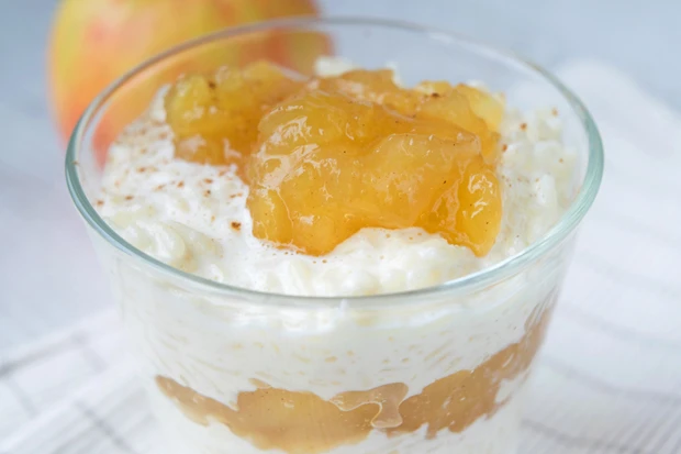 Milchreis Dessert mit Apfel-Zimt-Kompott