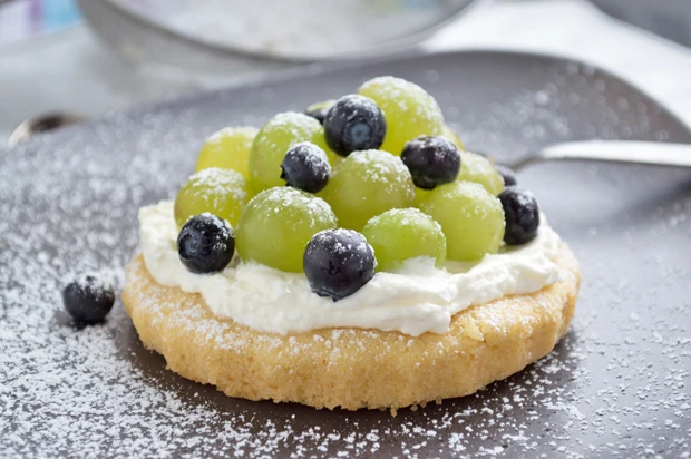 Obsttorte mit Weintrauben und Heidelbeeren