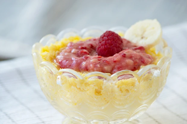Polenta mit Bananen-Himbeer-Sauce