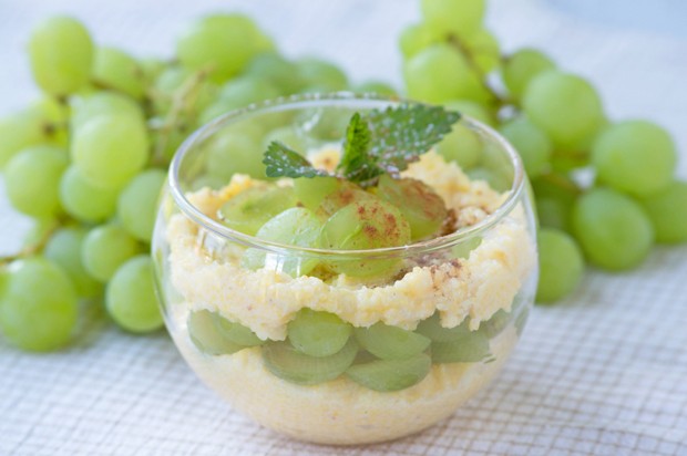 Trauben-Polenta-Dessert