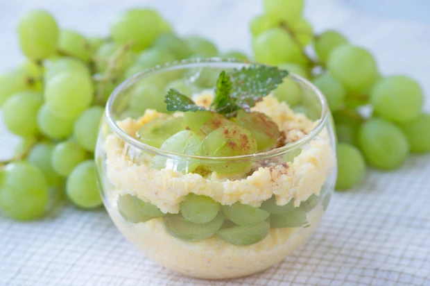 Trauben-Polenta-Dessert