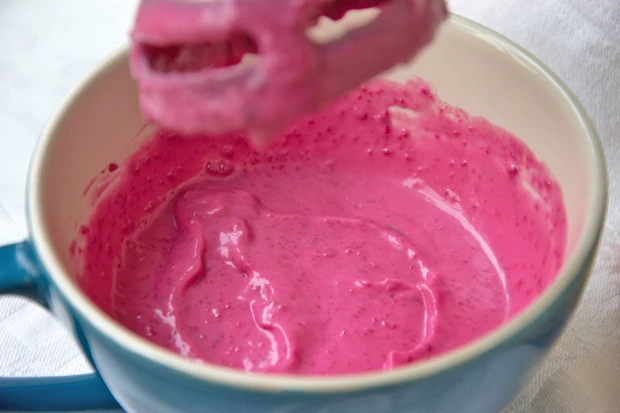 Joghurt mit roten R&uuml;ben und frischer Minze