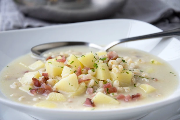 Gerstl-Gem&uuml;se-Suppe mit Beinscheibe