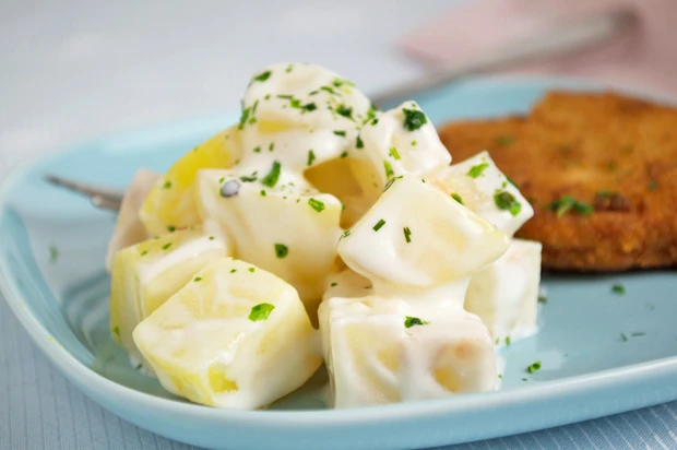 Zucchinisalat mit Rosinen und Oliven