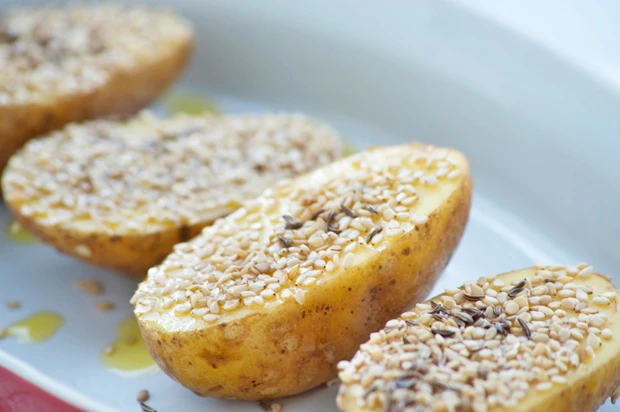 Sesam-Kartoffeln