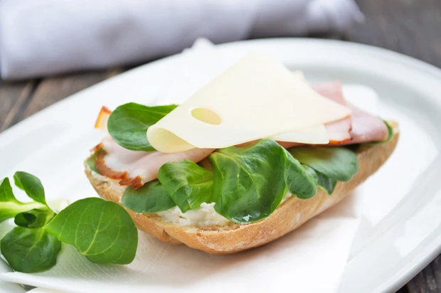 Vollkörnbrötchen mit Vogerlsalat