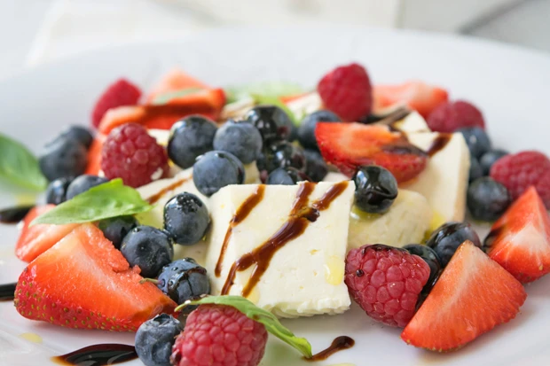 Beeren-Kr&auml;uter Salat