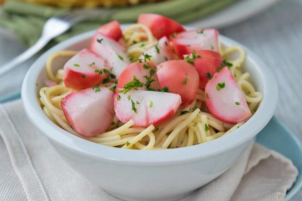 Marinierte Radieschen auf Nudelsalat