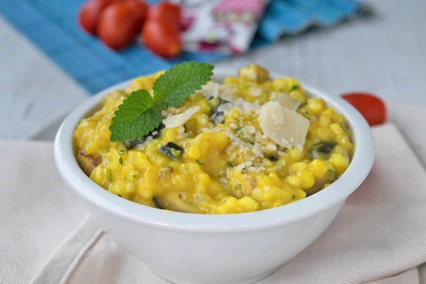 Einfaches Safranrisotto mit Melanzani
