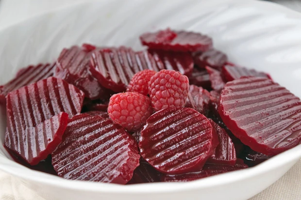 Roter R&uuml;bensalat mit Himbeerdressing